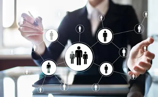 Hình ảnh một nhóm người đang hỗ trợ nhau, biểu tượng cho sự giúp đỡ và tư vấn cho người gặp vấn đề cờ bạc.